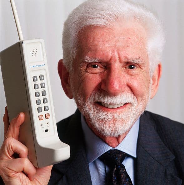 El ingeniero Martin Cooper con un modelo del primer teléfono celular