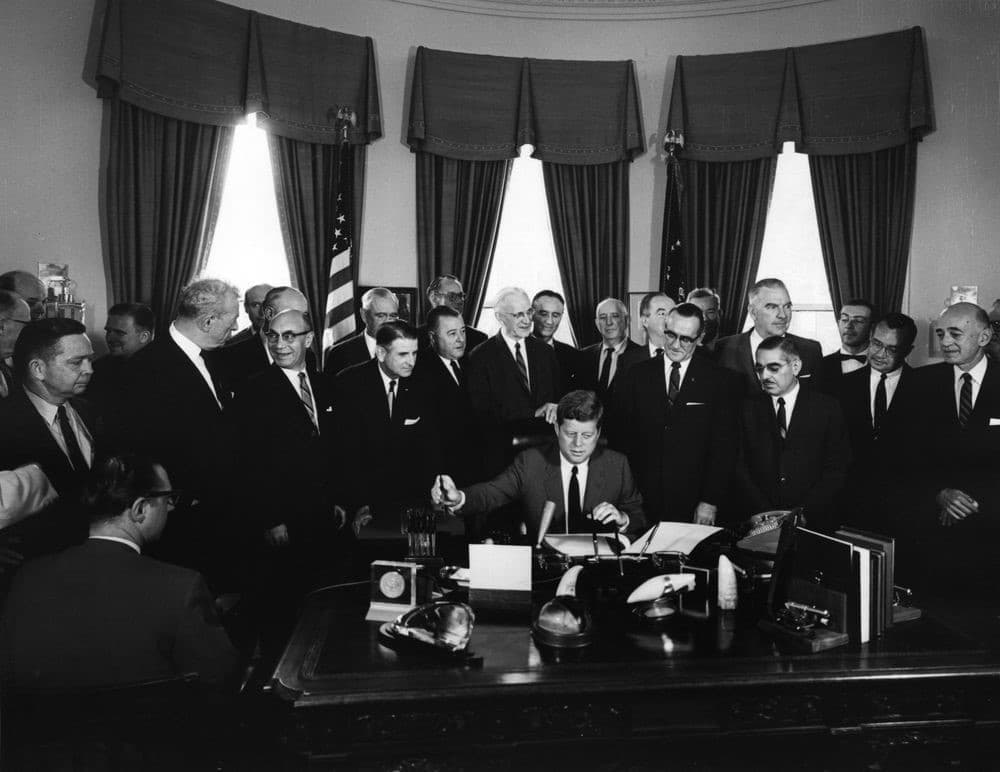 Ceremonia de la firma del Acta de Satélites de Comunicación, presidida por John F. Kennedy