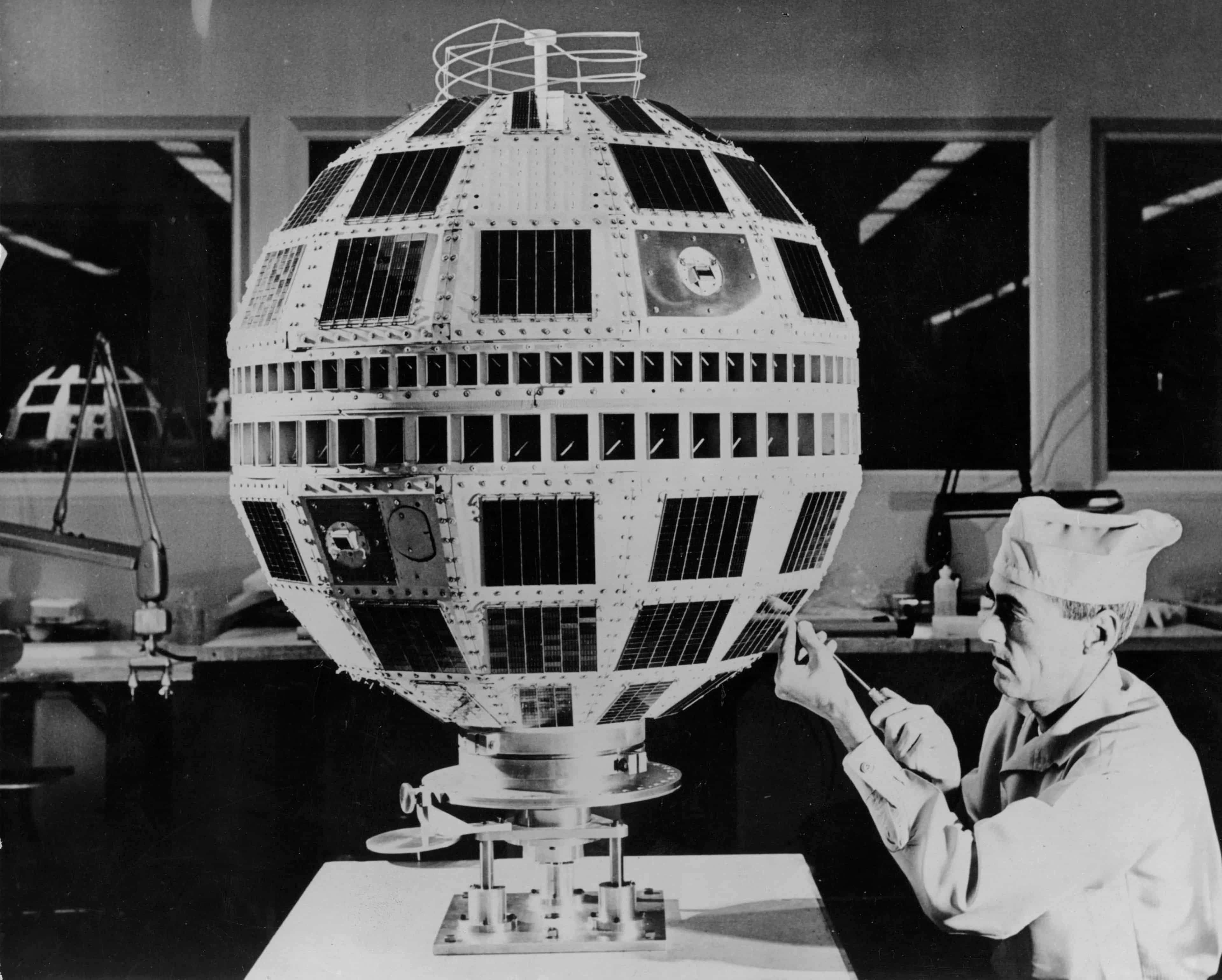 El Telstar 1 antes de ser lanzado al espacio en su taller de fabricación en New Jersey, y en fotomontajes simulando su comportamiento en el espacio