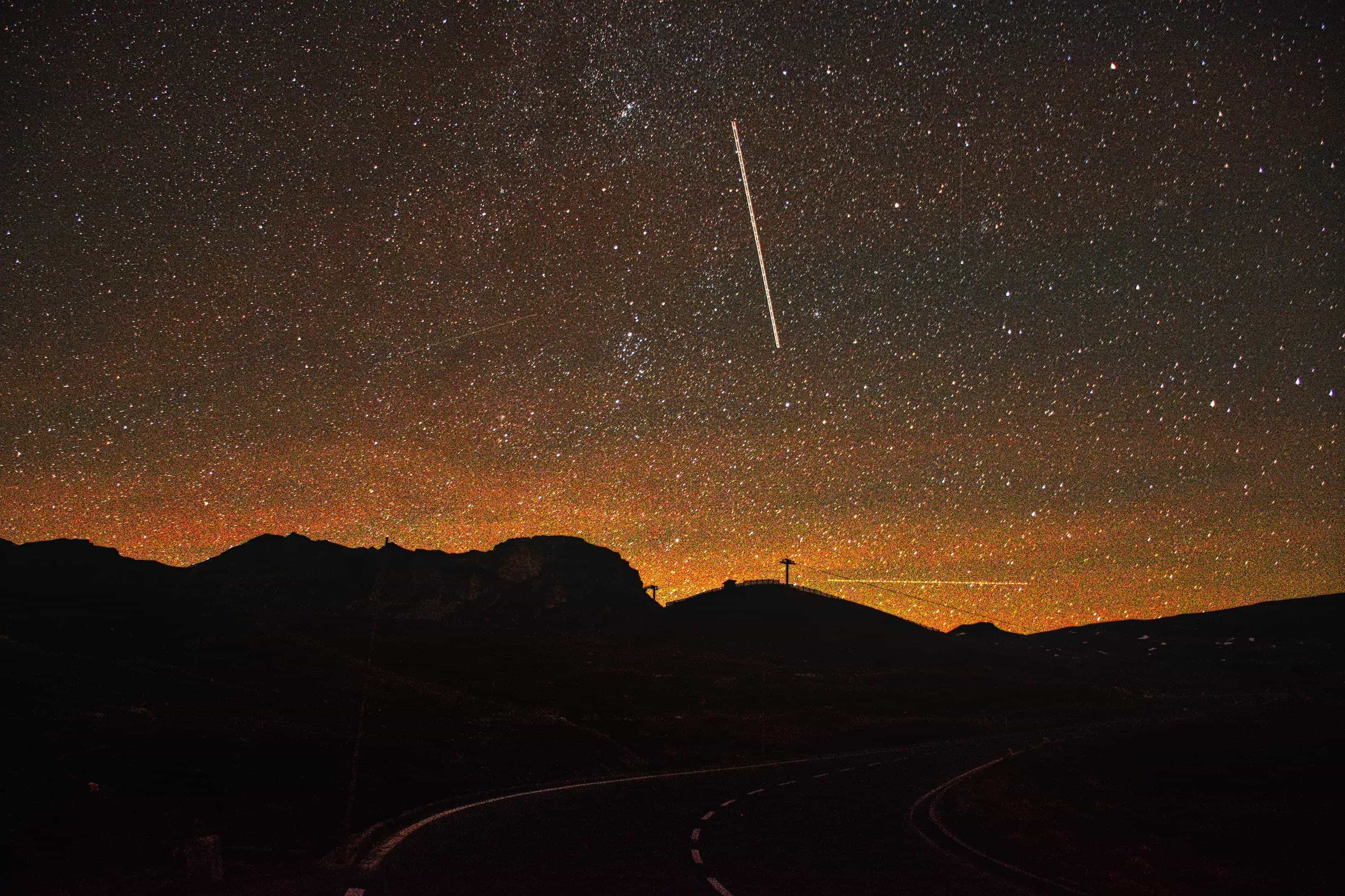 Ahora, ¿qué se nos viene en 10 o 60 años más? Partamos por algo más factible. Sí estoy seguro de que en los próximos cinco años las telecomunicaciones estarán marcadas por la expansión y consolidación del 5G y la supremacía de la fibra como tecnología de acceso en zonas más pobladas, junto con el desarrollo de redes satelitales como Starlink.