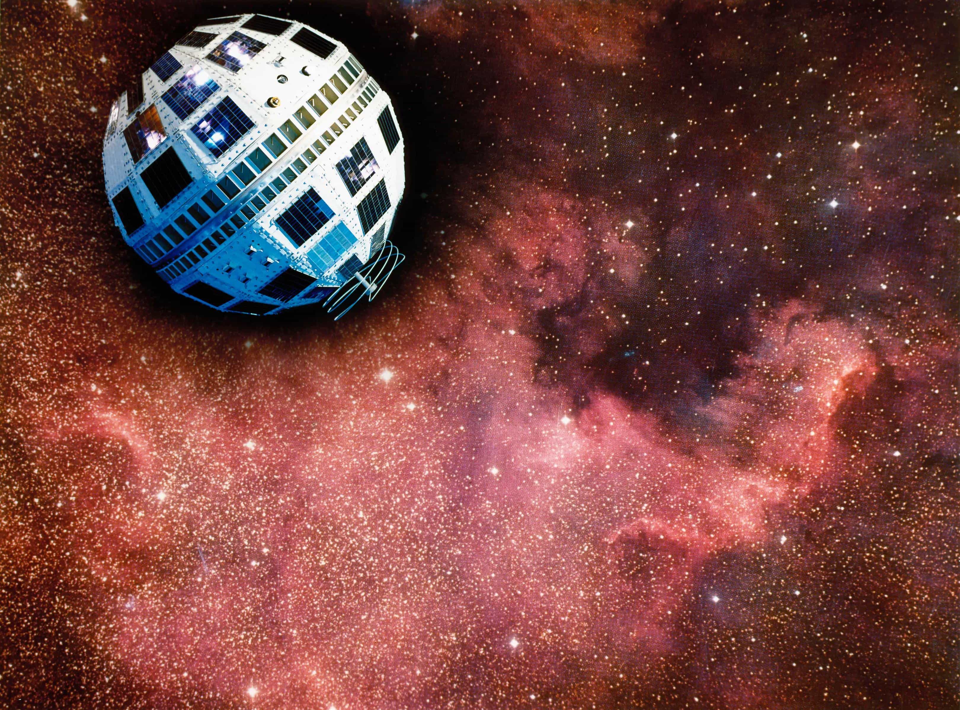 El Telstar 1 antes de ser lanzado al espacio en su taller de fabricación en New Jersey, y en fotomontajes simulando su comportamiento en el espacio